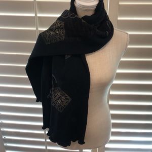 Stylish and cozy thermal scarf. Nice cozy feel.